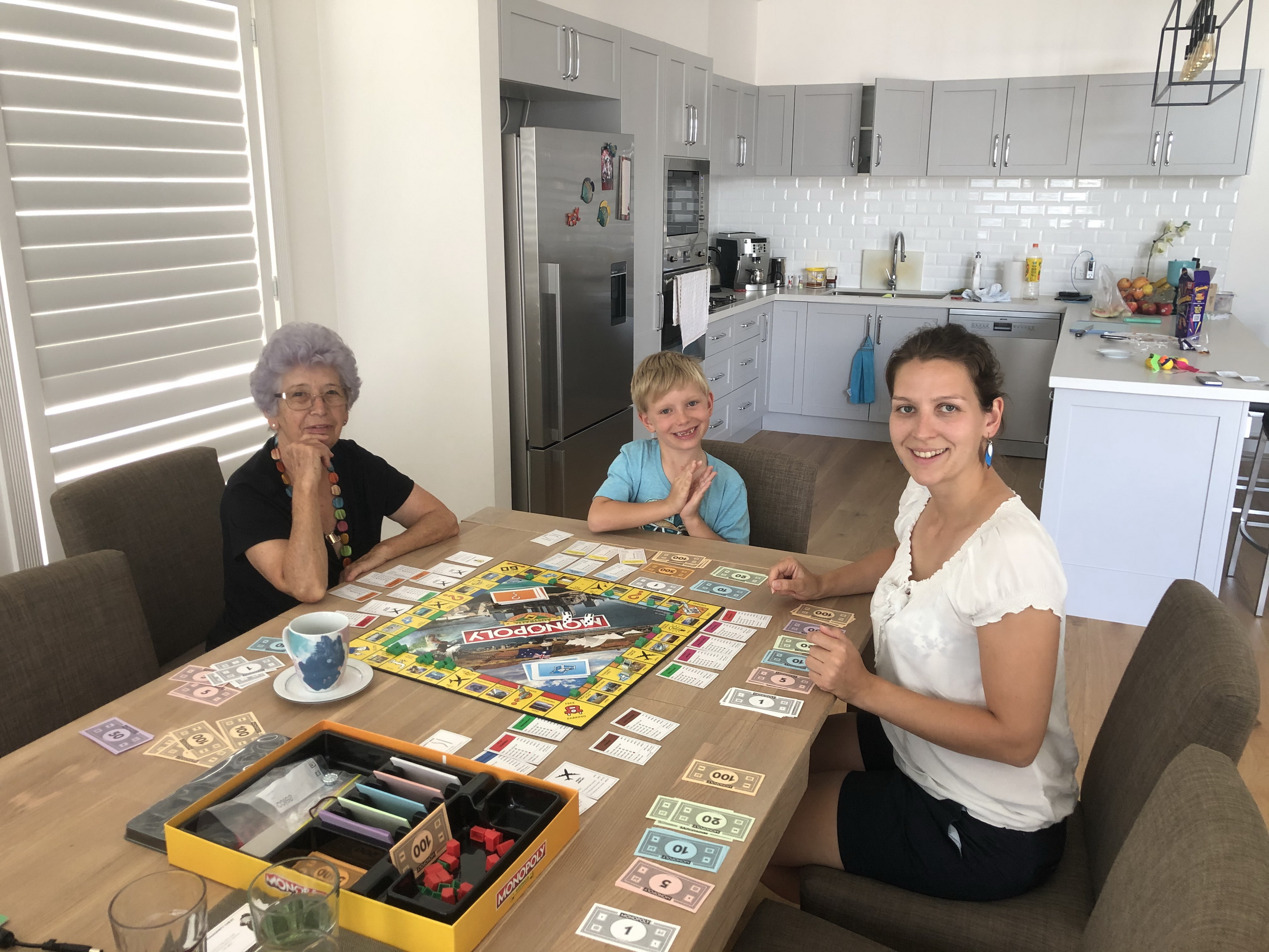 Eine lange Partie Monopoly im kühlem Haus